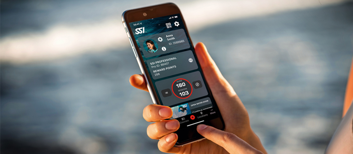 Un plongeur SSI fait défiler l'application MySSI sur son smartphone